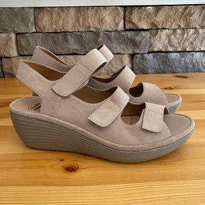 Clarks Collection Women’s Wedge Sandals Size 10W